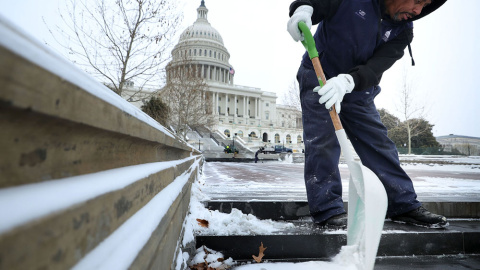 Un hombre retira la nieve frente al Capitol, en Washington. Chip Somodevilla/Getty Images/AFP