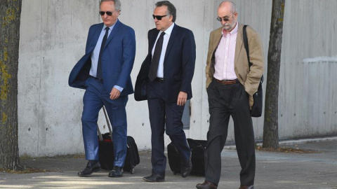El exconsejero externo de Bankia Antonio Tirado (i) y el exconsejero de Caja Madrid Pedro Bedia Pérez (d) este lunes a su llegada a la Audiencia Nacional en el marco del juicio por la salida a bolsa de Bankia, para escuchar las conclusiones El exconsejero externo de Bankia Antonio Tirado (i) y el exconsejero de Caja Madrid Pedro Bedia Pérez (d) este lunes a su llegada a la Audiencia Nacional en el marco del juicio por la salida a bolsa de Bankia, para escuchar las conclusiones