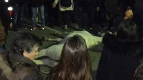 El caballo muerto en Terrassa, fotografiado por uno de los asistentes, que posteriormente ha subido la foto a Twitter. El caballo muerto en Terrassa, fotografiado por uno de los asistentes, que posteriormente ha subido la foto a Twitter.