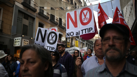 Carteles contra el TTIP en las manifestación de Madrid.- JAIRO VARGAS