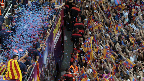 Confetti y banderas blaugranas en una tarde de celebración tras la consecución del triplete.- EFE