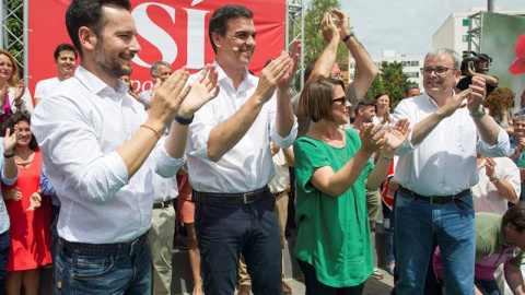 El secretario general del PSOE, Pedro Sánchez (2i), acompañado por el alcalde de Ibiza Rafael Ruiz (i); Los candidatos al Congreso y al Senado, Sofía Herranz (3d) y Antoni Costa (3d), y el presidente del Consell, Vicent Torres (d), durante El secretario general del PSOE, Pedro Sánchez (2i), acompañado por el alcalde de Ibiza Rafael Ruiz (i); Los candidatos al Congreso y al Senado, Sofía Herranz (3d) y Antoni Costa (3d), y el presidente del Consell, Vicent Torres (d), durante
