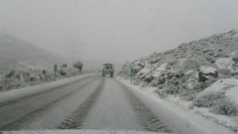 La nieve caída en la provincia de Ávila desde ayer ha hecho que la Diputación abulense haya activado el dispositivo de vialidad invernal para actuar en más de setenta carreteras de la red viaria abulense, principalmente de las comarcas de G La nieve caída en la provincia de Ávila desde ayer ha hecho que la Diputación abulense haya activado el dispositivo de vialidad invernal para actuar en más de setenta carreteras de la red viaria abulense, principalmente de las comarcas de G