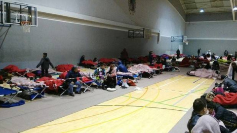 Los 1.400 rescatados por el temporal en Navarra pasaron la noche en un albergue, un polideportivo (en la imagen) y un frontón de Alsasua. Foto: Bomberos de Navarra Los 1.400 rescatados por el temporal en Navarra pasaron la noche en un albergue, un polideportivo (en la imagen) y un frontón de Alsasua. Foto: Bomberos de Navarra