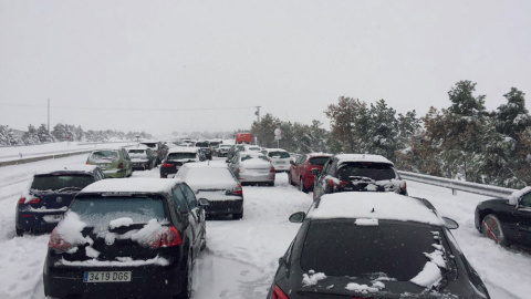 Fotografía facilitada por un conductor retenido en la A-6, a la altura del Km 75, en sentido Madrid. Familias atrapadas en sus coches por la nevada en la AP6 han pasado la noche en sus coches a la espera de que las máquinas quitanieve pueda Fotografía facilitada por un conductor retenido en la A-6, a la altura del Km 75, en sentido Madrid. Familias atrapadas en sus coches por la nevada en la AP6 han pasado la noche en sus coches a la espera de que las máquinas quitanieve pueda