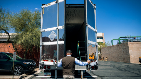 Gene Hernández abriendo el trailer que se encuentra en el estacionamiento de su oficina con cientos de cajas de los casos de migrantes desaparecidos Gene Hernández abriendo el trailer que se encuentra en el estacionamiento de su oficina con cientos de cajas de los casos de migrantes desaparecidos