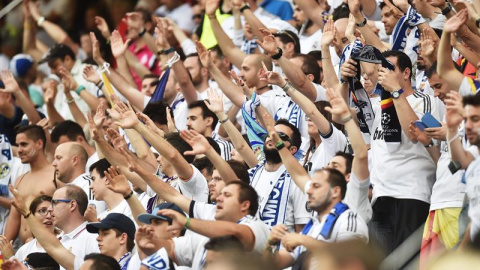 Los seguidores merengues empujan a su equipo con sus cánticos. EFE/DANIELE MASCOLO Los seguidores merengues empujan a su equipo con sus cánticos. EFE/DANIELE MASCOLO