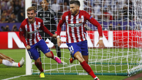 Carrasco y Griezmann celebran el gol del empate. REUTERS/Kai Pfaffenbach Carrasco y Griezmann celebran el gol del empate. REUTERS/Kai Pfaffenbach
