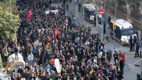 Los manifestantes se paran frente a los policías que estaban de guardia en un edificio del gobierno durante una protesta contra la nueva ley de seguridad anti-protesta del gobierno español en Barcelona. -REUTERS / Gustau Nacarino