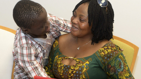Fotografía facilitada por el Ayuntamiento de Ceuta, del pequeño Adou, conocido como "niño de la maleta", con su madre. EFE/JORGE ARBONA LOPEZ Fotografía facilitada por el Ayuntamiento de Ceuta, del pequeño Adou, conocido como "niño de la maleta", con su madre. EFE/JORGE ARBONA LOPEZ