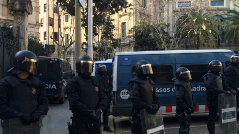 Policía frente a Delegación del Gobierno