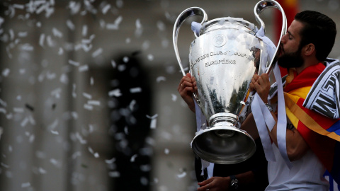 Lo jugadores y aficionados del Real Madrid celebran el título en la Plaza de Cibeles, en Madrid.- REUTERS / SUSANA VERA