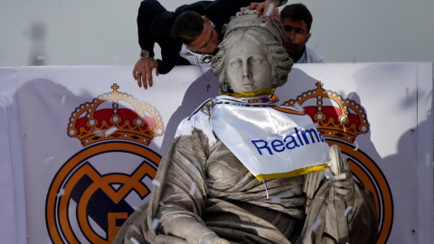 Lo jugadores y aficionados del Real Madrid celebran el título en la Plaza de Cibeles, en Madrid.- REUTERS / SUSANA VERA