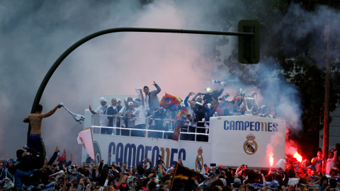 Lo jugadores y aficionados del Real Madrid celebran el título en la Plaza de Cibeles, en Madrid.- REUTERS / SUSANA VERA