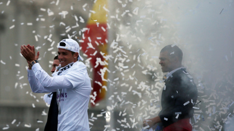 Lo jugadores y aficionados del Real Madrid celebran el título en la Plaza de Cibeles, en Madrid.- REUTERS / SUSANA VERA