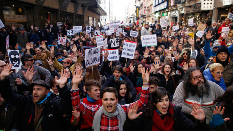 Los manifestantes gritan consignas durante una protesta contra la nueva ley de seguridad anti-protesta del gobierno español en Madrid. -REUTERS