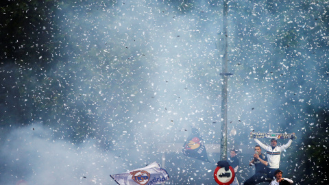 Lo jugadores y aficionados del Real Madrid celebran el título en la Plaza de Cibeles, en Madrid.- REUTERS / SUSANA VERA