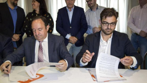 El presidente en funciones de La Rioja, Pedro Sanz (PP), y el líder de Ciudadanos en la comunidad, Diego Ubis, en la firma del pacto anticorrupción, primer paso para formar Gobierno. EFE El presidente en funciones de La Rioja, Pedro Sanz (PP), y el líder de Ciudadanos en la comunidad, Diego Ubis, en la firma del pacto anticorrupción, primer paso para formar Gobierno. EFE