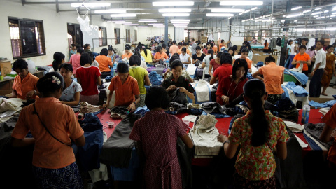 Los trabajadores en una fábrica téxtil en la zona industrial de Hlaing Tar Yar en Yangon, en 2010 Los trabajadores en una fábrica téxtil en la zona industrial de Hlaing Tar Yar en Yangon, en 2010