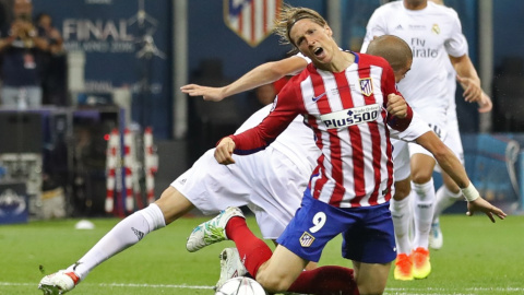 Pepe, del Real Madrid, y Fernando Torres, del Atlético de Madrid.  Reuters / Carl Recine Livepic