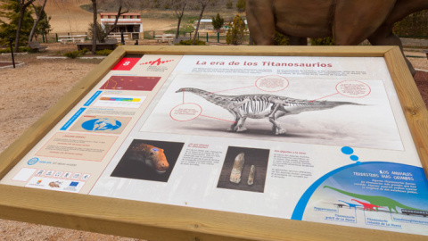 Ejemplo de mesa de interpretación en la ruta de los dinosaurios en Cuenca. /Diputación de Cuenca