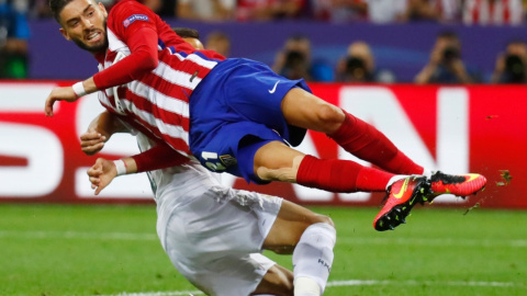 Yannick Ferreira Carrasco marca el primer gol del Atlético de Madrid en la final de la Champions League en el estadio de San Siro, en Milán. REUTERS / Kai Pfaffenbach