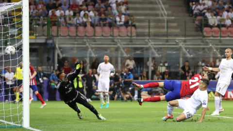 Yannick Ferreira Carrasco marca el primer gol del Atlético de Madrid en la final de la Champions League en el estadio de San Siro, en Milán. REUTERS / Kai Pfaffenbach