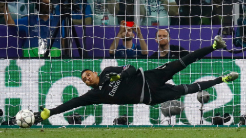 El portero de Atlético de Madrid, Juanfran, falla al intentar parar un gol. REUTERS/ Kai Pfaffenbach