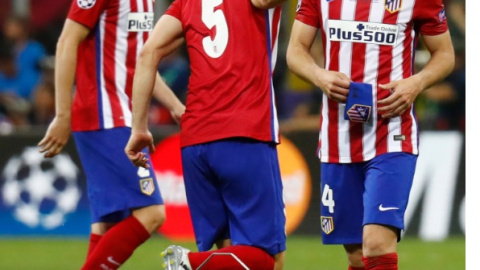 Jugadores del Atlético de Madrid, tras perder en la final de la Champions League frente al Real Madrid. REUTERS/ Kai Pfaffenbach