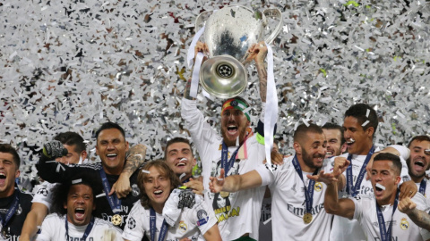 Sergio Ramos levanta la Undécima Copa de Europa del Real Madrid. REUTERS/  Stefano Rellandini