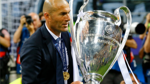 Zinedine Zidane, entrenador del Real Madrid, con la undécima Copa de Europa lograda por su equipo. REUTERS/ Stefano Rellandini