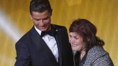 Cristiano junto a su madre en la gala del Balón de Oro. /REUTERS Cristiano junto a su madre en la gala del Balón de Oro. /REUTERS