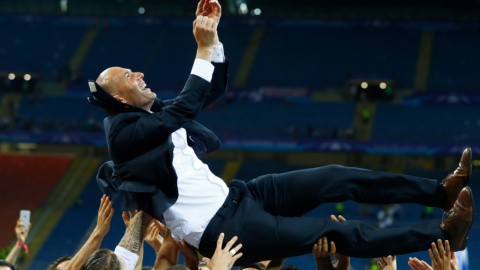 Zinedine Zidane, entrenador del Real Madrid, manteado por sus jugadores después de que el equipo se proclamase ganador de la Copa de Europa. REUTERS/ Kai Pfaffenbach