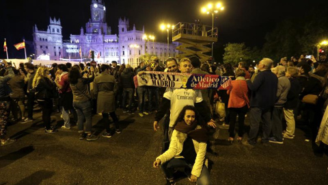 Aficionados del Real Madrid celebran la consecución de la Liga de Campeones en la madrileña plaza de Cibeles. /EFE Aficionados del Real Madrid celebran la consecución de la Liga de Campeones en la madrileña plaza de Cibeles. /EFE