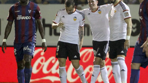 El delantero del Valencia Paco Alcácer (2-i) es felicitado por sus compañeros tras marcar ante el Eibar. /EFE El delantero del Valencia Paco Alcácer (2-i) es felicitado por sus compañeros tras marcar ante el Eibar. /EFE