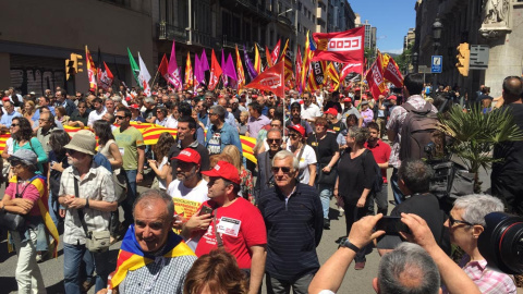 Varios miles de personas protestan en Barcelona por la suspensión de leyes. /PÚBLICO Varios miles de personas protestan en Barcelona por la suspensión de leyes. /PÚBLICO