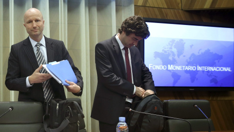 El jefe de la Misión del FMI para España, Helge Berger, junto al economista senior del FMI Sebastián Sosa, en la presentación del informe sobre la economía española. EFE/Chema Moya El jefe de la Misión del FMI para España, Helge Berger, junto al economista senior del FMI Sebastián Sosa, en la presentación del informe sobre la economía española. EFE/Chema Moya