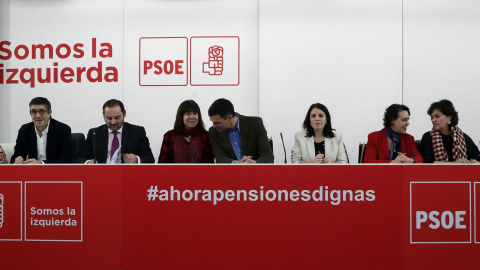 El secretario general del PSOE, Pedro Sánchez (c), junto a la presidenta, Cristina Narbona, junto a otros dirigentes del partido, en la primera reunión de la Ejecutiva Federal del año en la sede de Ferraz, en Madrid. EFE/ Zipi El secretario general del PSOE, Pedro Sánchez (c), junto a la presidenta, Cristina Narbona, junto a otros dirigentes del partido, en la primera reunión de la Ejecutiva Federal del año en la sede de Ferraz, en Madrid. EFE/ Zipi