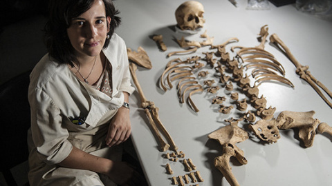 La investigadora Maite Iris García Collado junto a los restos humanos hallados en el asentamiento de la Alta Edad Media en la aldea de Boadilla (Toledo). / Nuria González / UPV/EHU La investigadora Maite Iris García Collado junto a los restos humanos hallados en el asentamiento de la Alta Edad Media en la aldea de Boadilla (Toledo). / Nuria González / UPV/EHU
