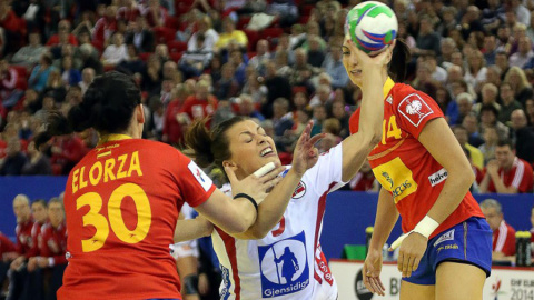 La noruega Nora Mork en plena jugada con la española Patricia Elorza, durante la final de balonmano femenina en Budapest. AFP La noruega Nora Mork en plena jugada con la española Patricia Elorza, durante la final de balonmano femenina en Budapest. AFP