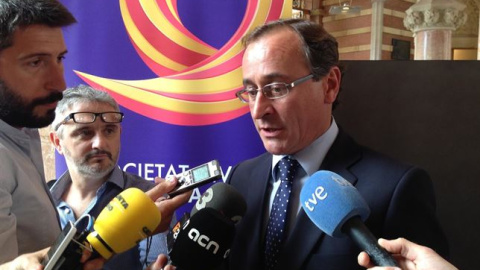El ministro de Sanidad, Alfonso Alonso, tras visitar al niño con difteria. / EP El ministro de Sanidad, Alfonso Alonso, tras visitar al niño con difteria. / EP