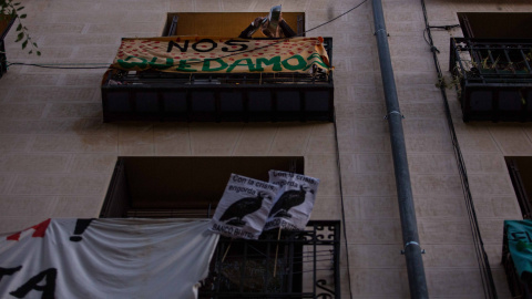 Una activista protesta por el desahucio de Pepi, de 65 años, después de 20 años viviendo en ese pido de Lavapiés sin dejar de pagar el alquiler.-JAIRO VARGAS