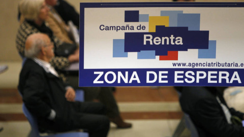 Centro de atención al contribjuyente de la Agencia Tributaria durante la Campaña de la Renta. EFE Centro de atención al contribjuyente de la Agencia Tributaria durante la Campaña de la Renta. EFE