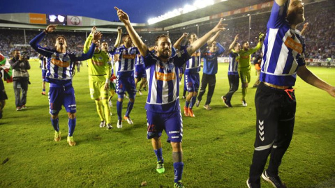 Los jugadores del Alavés celebran la victoria de su equipo frente al Numancia, que les supone el ascenso a la Primera División. /EFE Los jugadores del Alavés celebran la victoria de su equipo frente al Numancia, que les supone el ascenso a la Primera División. /EFE