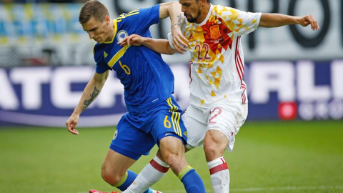 Nolito lucha por un balón con un jugador de Bosnia. /EFE Nolito lucha por un balón con un jugador de Bosnia. /EFE