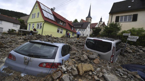 Varios coches enterrados bajo los escombros en una calle en Braunsbach, Alemania. Las lluvias torrenciales han provocado que dos pequeños arroyos crezcan y causen serios daños en varias casas y coches. EFE/Marijan murat