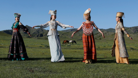 Los modelos del teatro de la moda, 'Altyr', vestidas con los trajes nacionales khakas, en una sesión de fotos como parte del ensayo de la fiesta tradicional Tun-Pairam (La fiesta de la primera leche)en el pueblo de Kazanovka cerca de Abakán