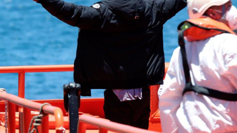 Uno de los 58 inmigrantes que Salvamento Marítimo rescató en aguas cercanas al sur de Gran Canaria a su llegada al muelle de Arguineguín (Mogán). EFE/Elvira Urquijo A.