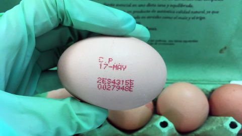 Ejemplo de huevo codificado con el número 2 (de gallina criada en suelo) / GEMA PUERTAS Ejemplo de huevo codificado con el número 2 (de gallina criada en suelo) / GEMA PUERTAS
