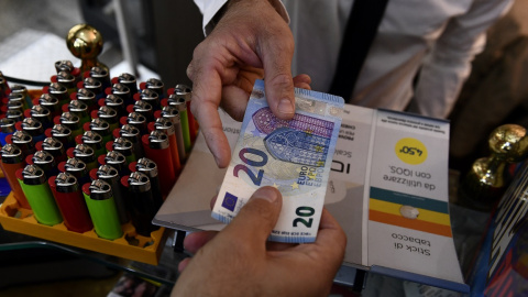 Un hombre paga con un billete de 20 euros en una tienda en Milán. REUTERS/Flavio Lo Scalzo Un hombre paga con un billete de 20 euros en una tienda en Milán. REUTERS/Flavio Lo Scalzo